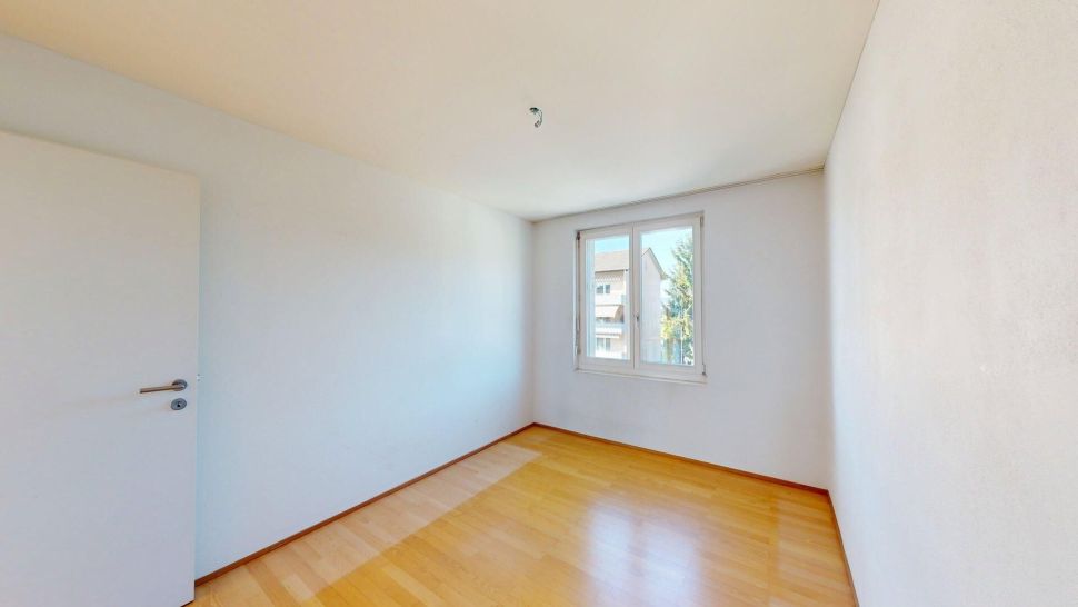 Leerer heller Raum mit Fenster