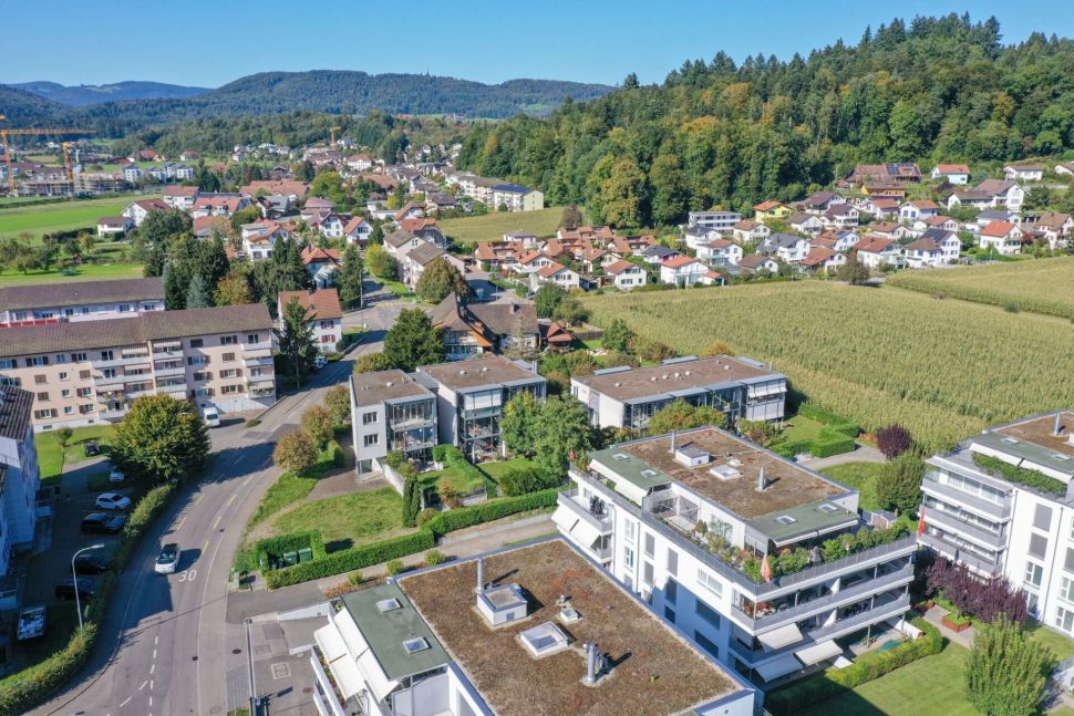 Luftaufnahme eines Wohngebiets am Ortsrand