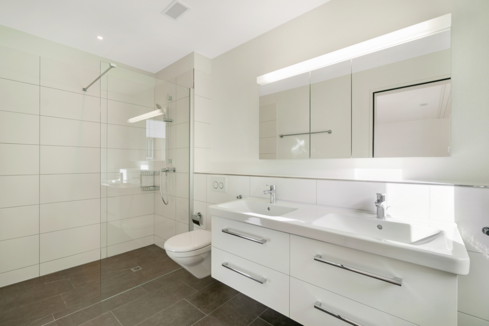 Modernes Badezimmer mit Doppelwaschtisch und Walk-in-Dusche