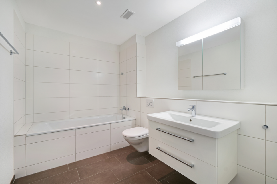 Modernes Badezimmer mit Wanne und Waschtisch