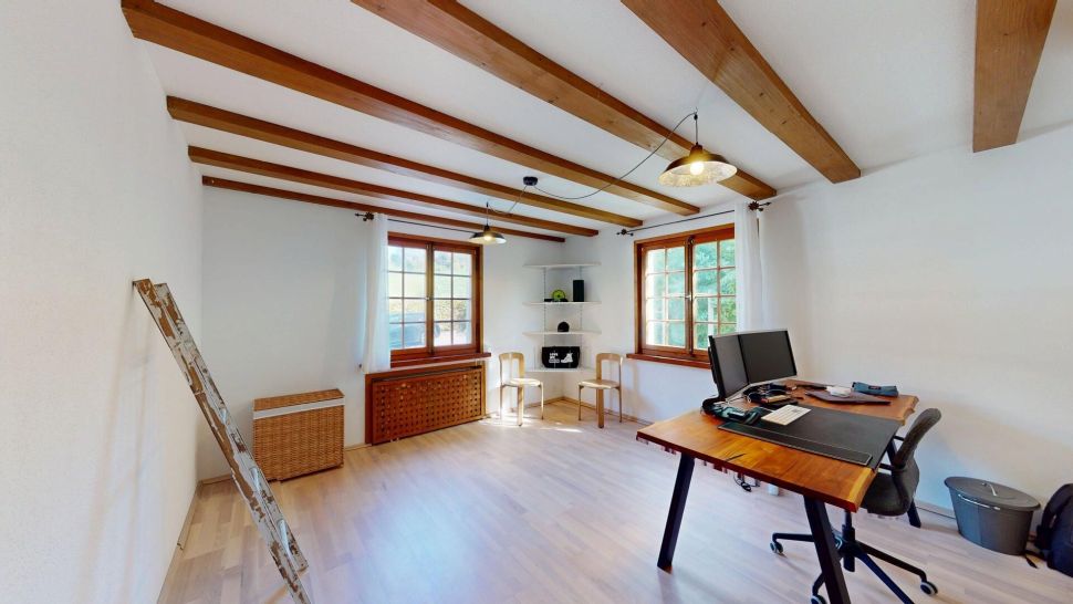 Helles Arbeitszimmer mit Holzbalkendecke