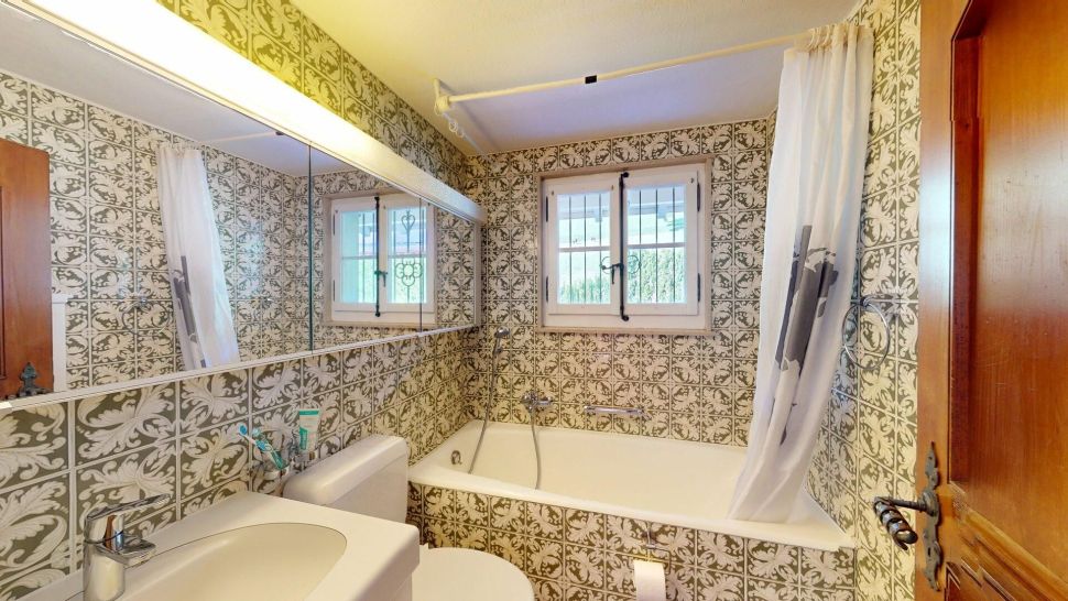 Badezimmer mit gemusterten Fliesen