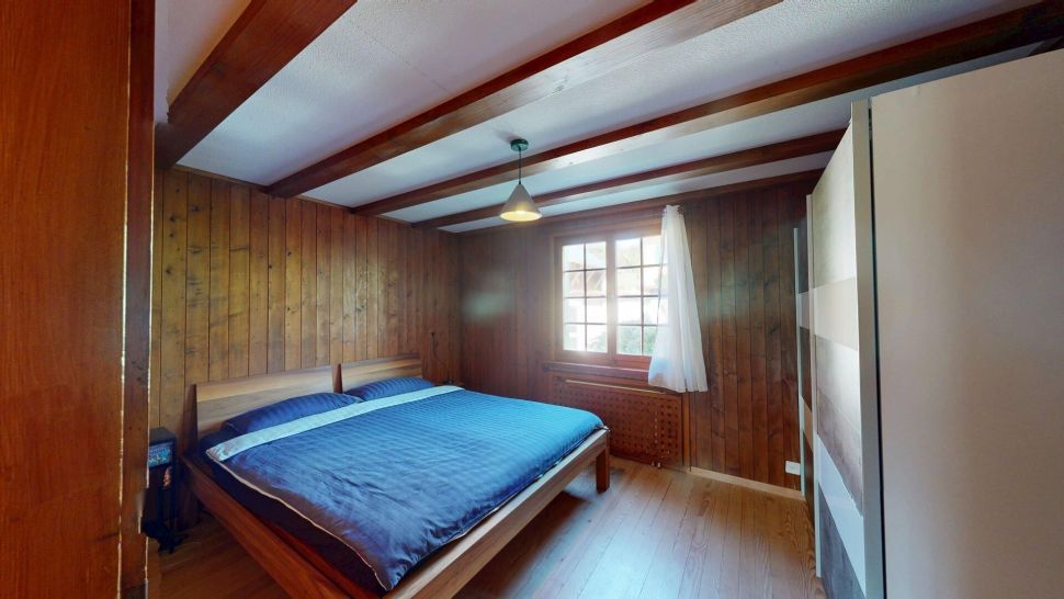 Holzvertäuschtes Schlafzimmer mit Doppelbett