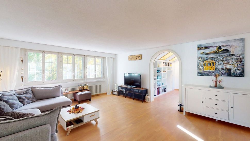 Helles Wohnzimmer mit großem Fensterband