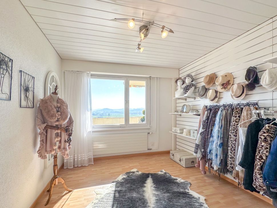 Ankleidezimmer mit Blick nach draußen