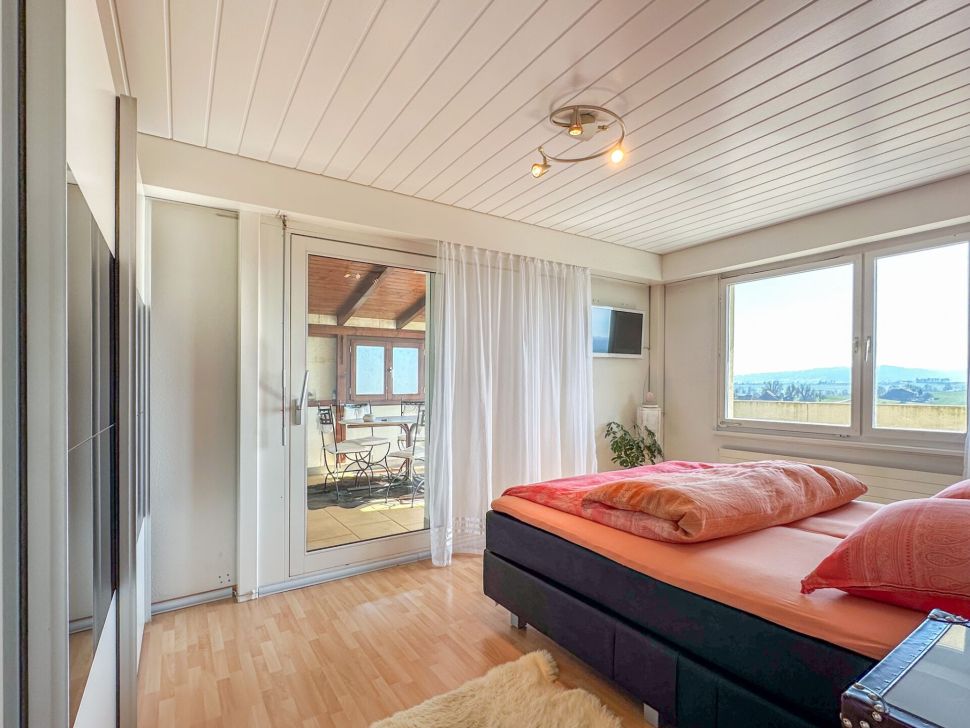 Helles Schlafzimmer mit Balkonblick