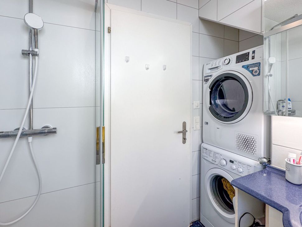 Bad mit Dusche und Waschmaschinenbereich