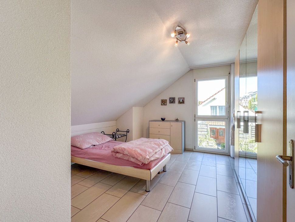 Dachgeschoss-Schlafzimmer mit Dachschräge