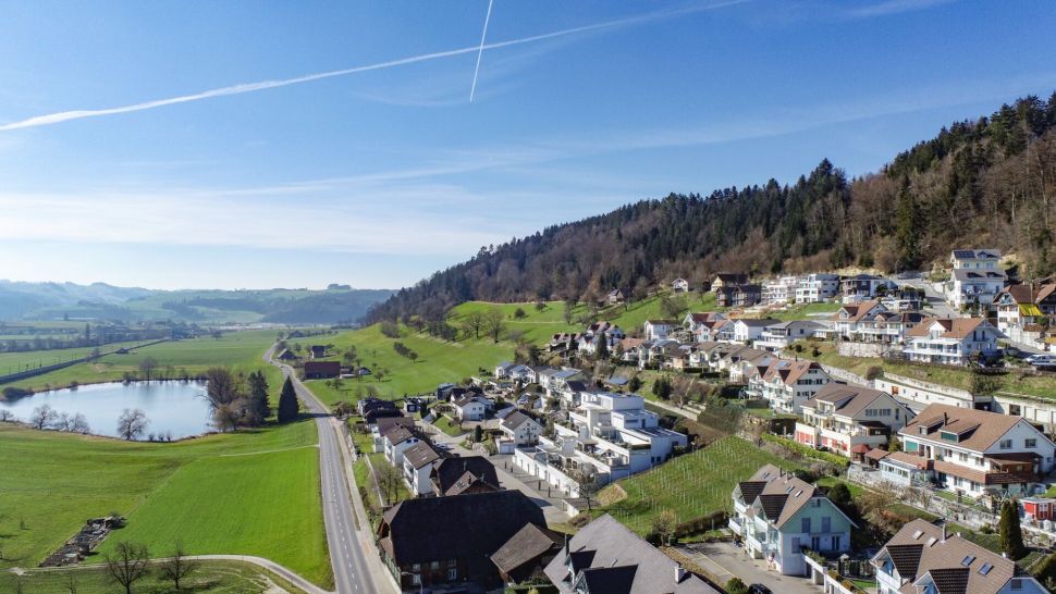 Luftaufnahme einer Wohnsiedlung am Hang