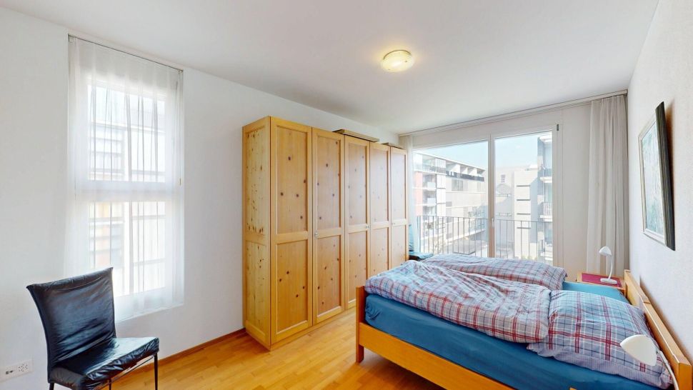 Helles Schlafzimmer mit Balkonblick