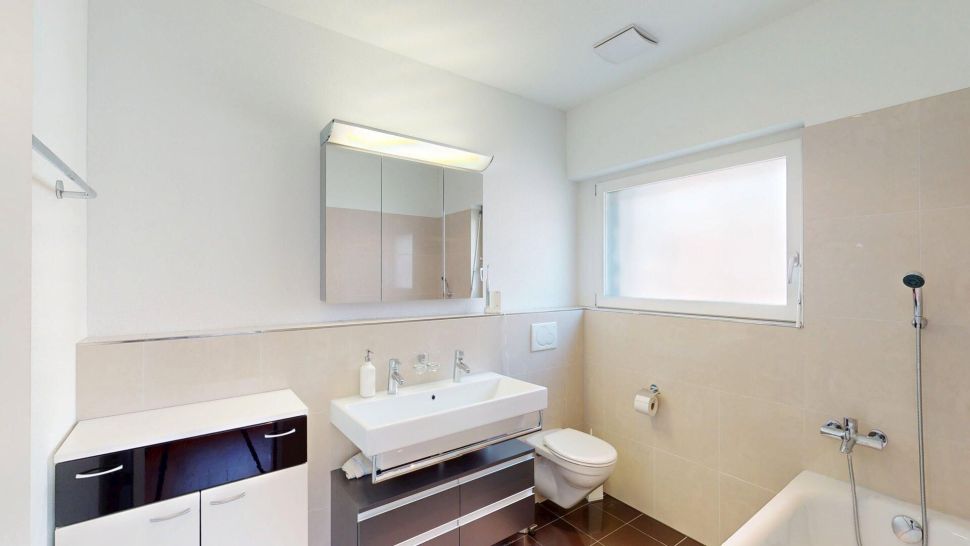Modernes Badezimmer mit Waschbecken, Badewanne und WC