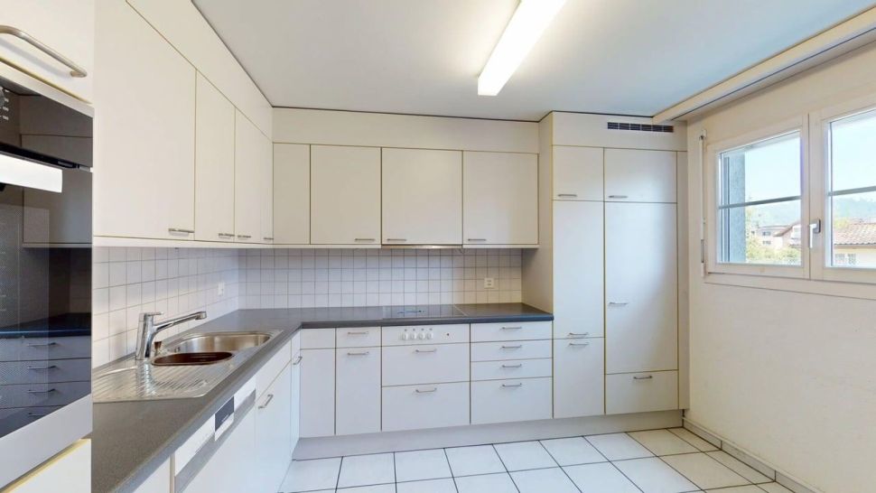 Helle, schlichte Küche mit weißen Einbauten