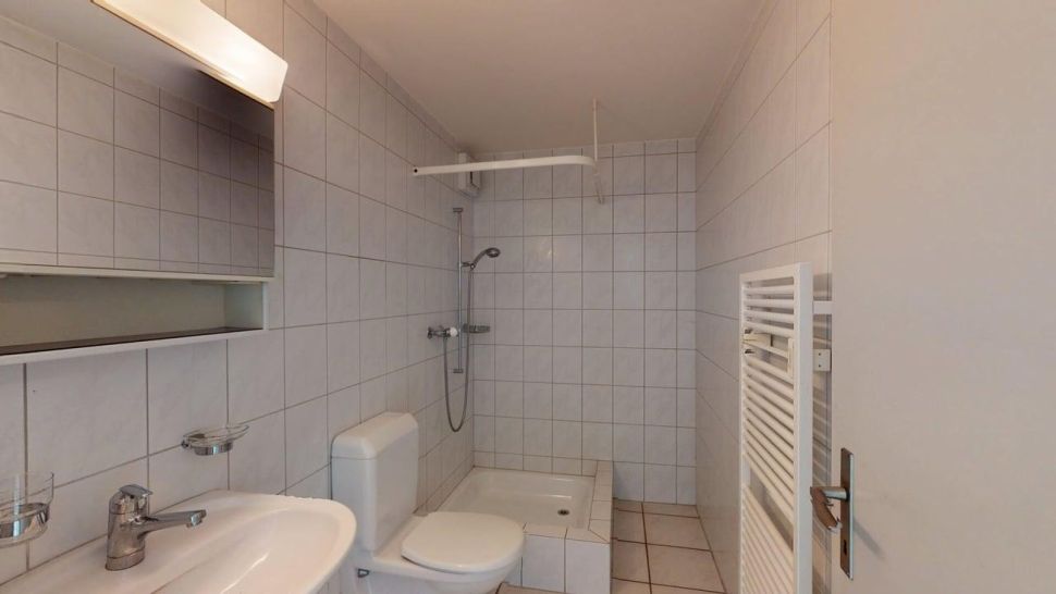 Kleines Bad mit Dusche und WC