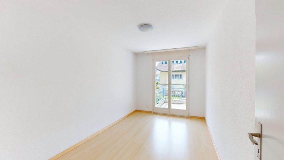 Heller, leerer Innenraum mit Balkonfenster