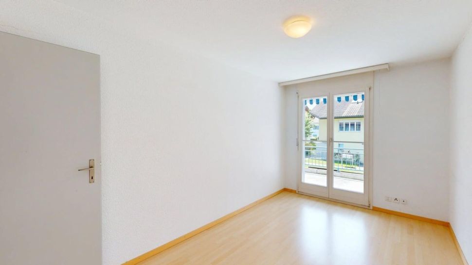 Leerer heller Raum mit Balkonblick