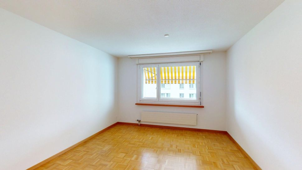 Leerer heller Raum mit Fenster