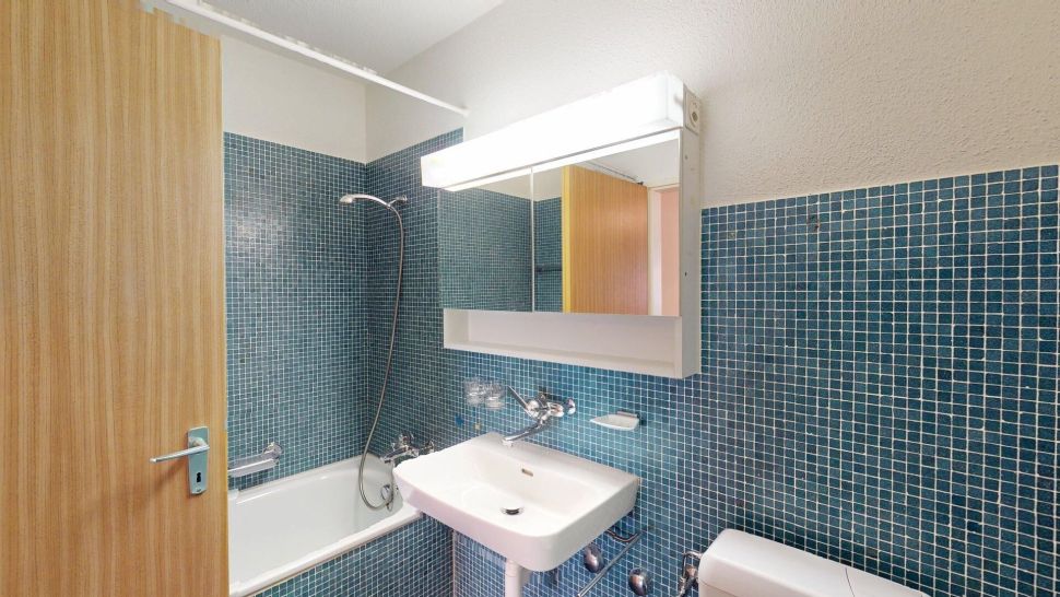 Badezimmer mit türkisfarbenen Mosaikfliesen
