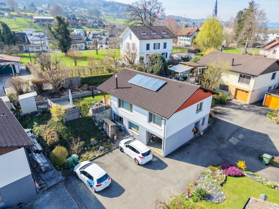 Luftaufnahme eines Wohnhauses mit Garten und Nachbarhäusern