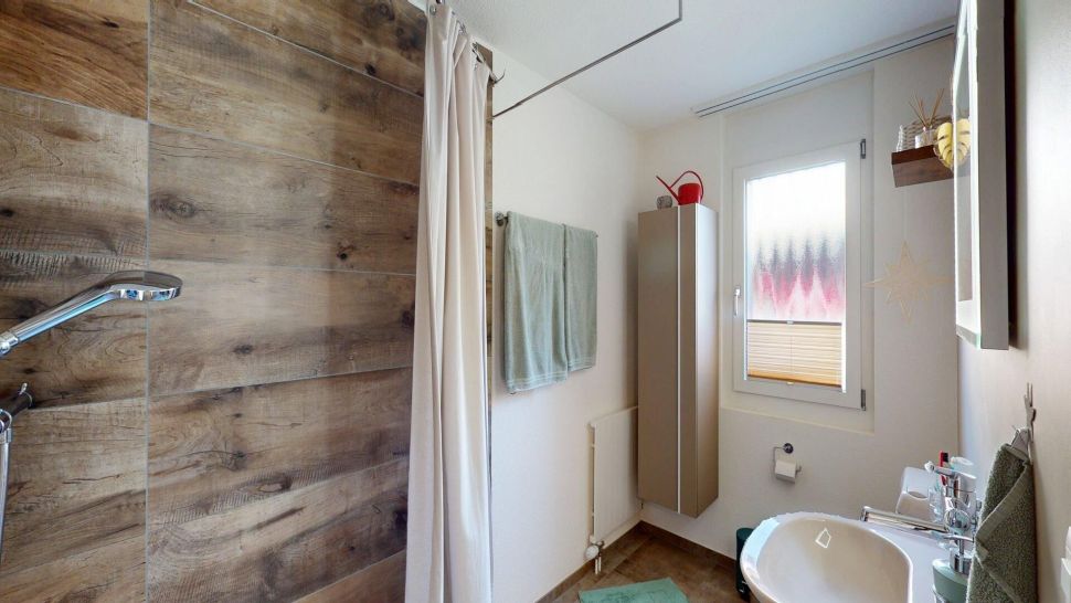 Modernes Badezimmer mit Holzoptik und Tageslicht