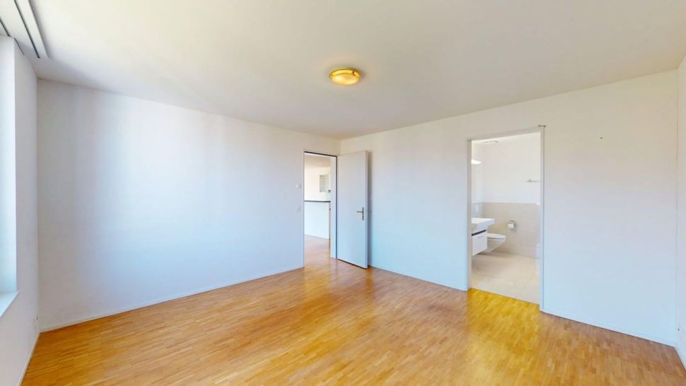 Leerer Wohnraum mit Badzugang