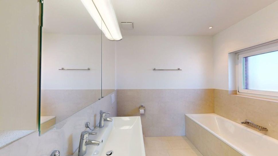 Modernes Badezimmer mit Badewanne und Doppelwaschtisch
