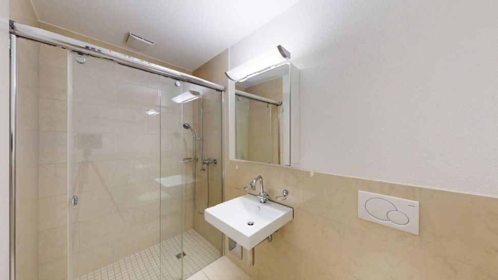 Modernes Badezimmer mit Dusche und Waschtisch