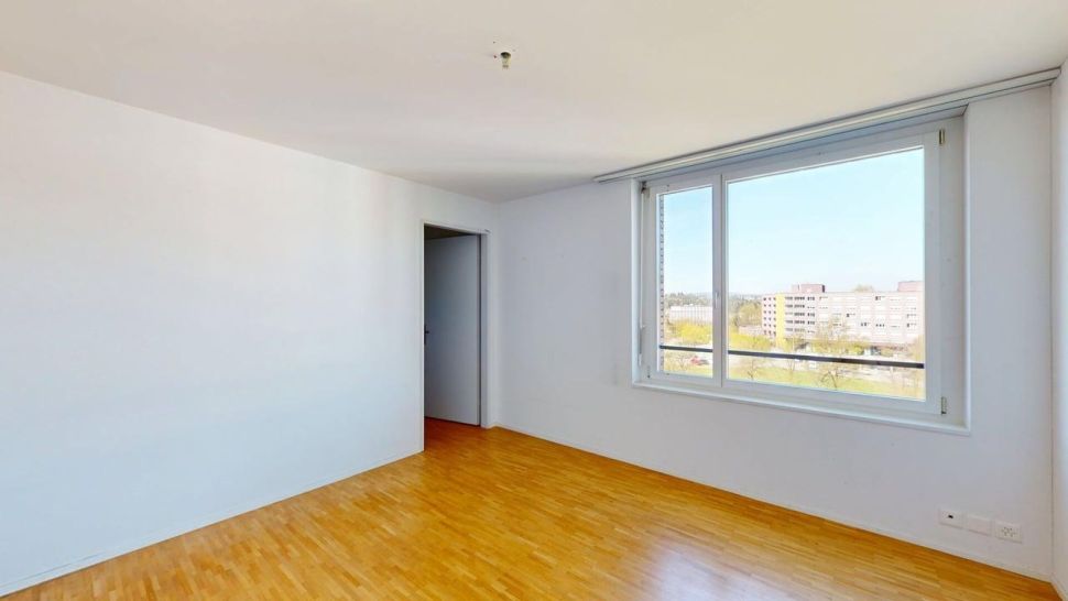 Leerer Wohnraum mit großem Fenster