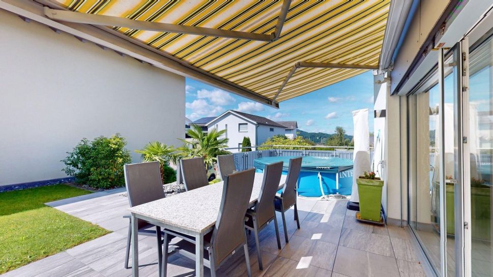 Terrasse mit Pool und Markise