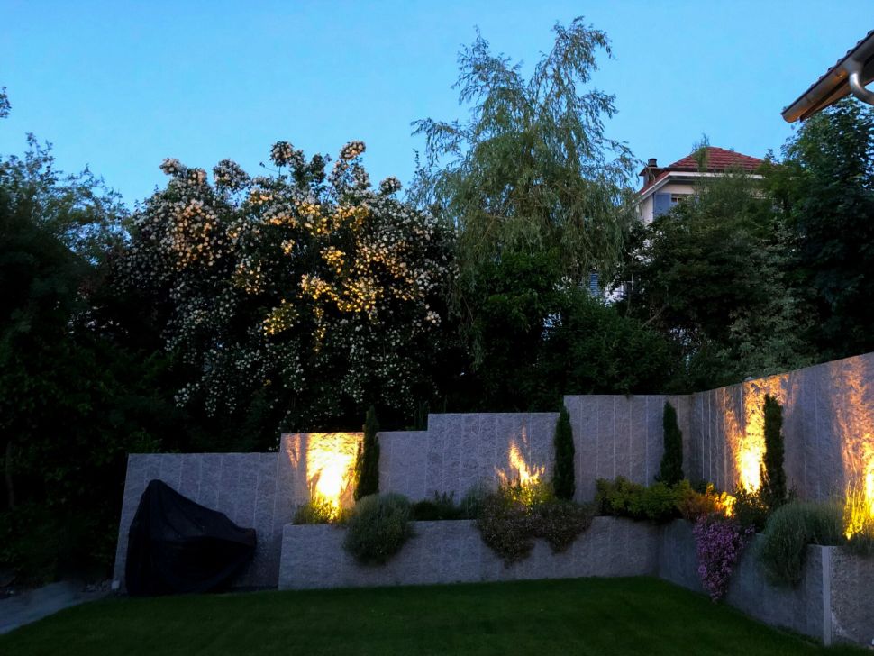Beleuchteter Garten mit Stützmauer