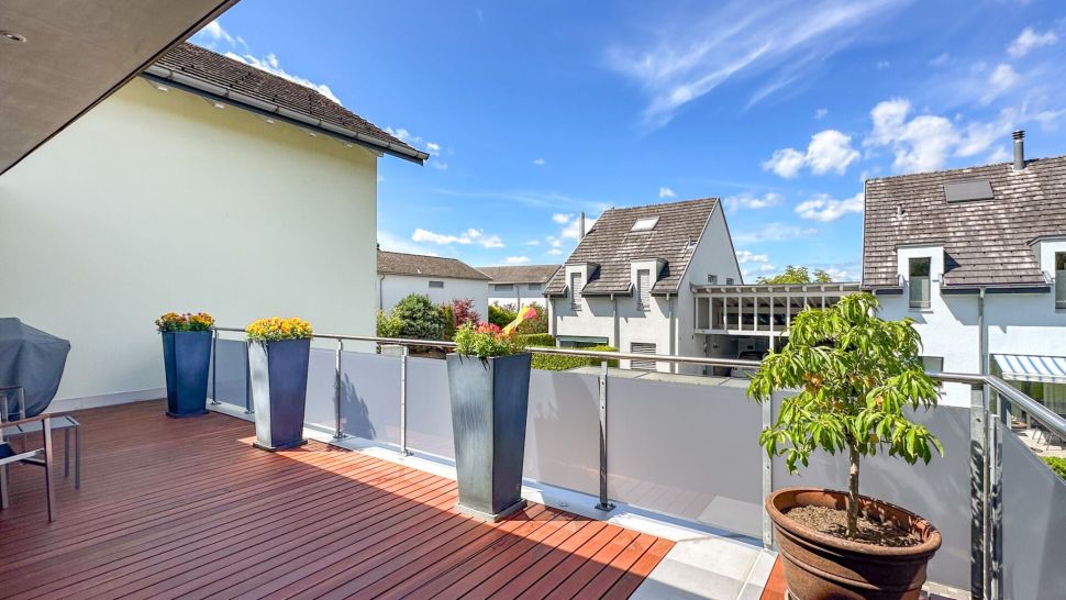 Balkon mit Blick auf Wohnhäuser