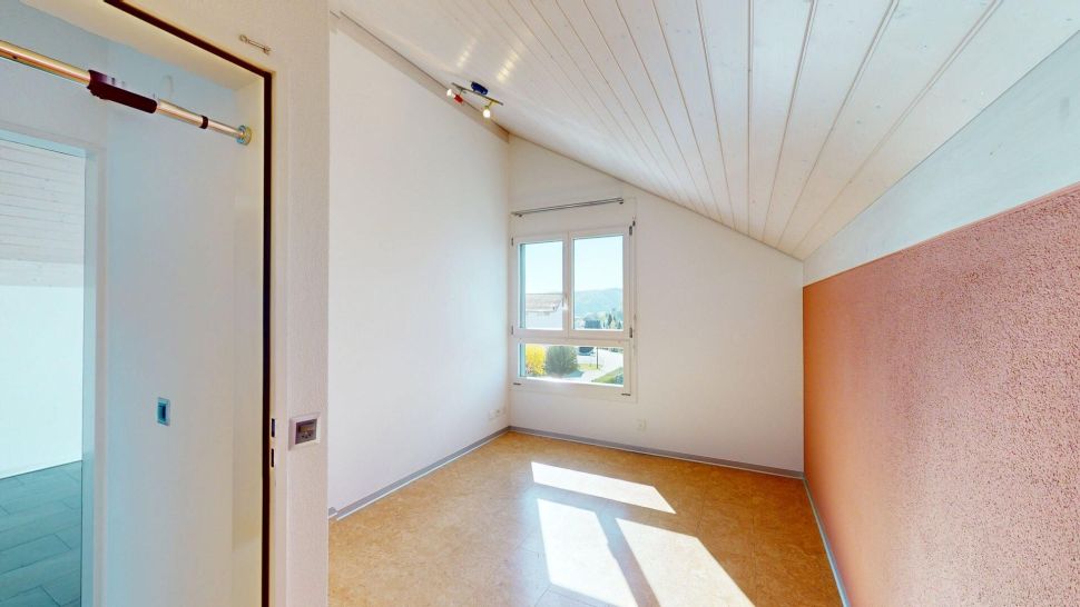 Heller kleiner Raum mit Dachschräge
