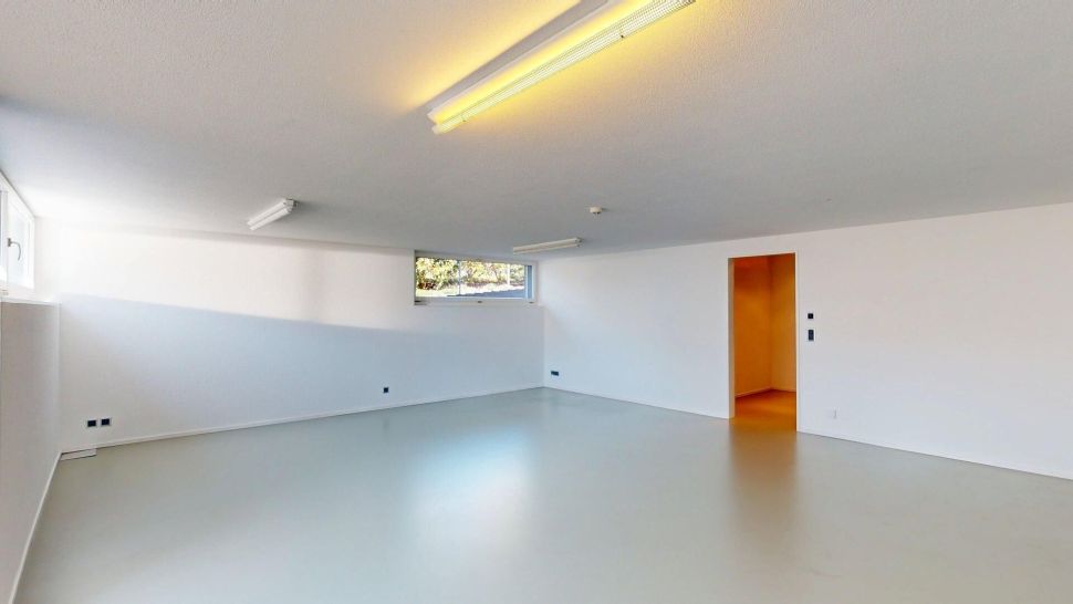 Leerer heller Mehrzweckraum