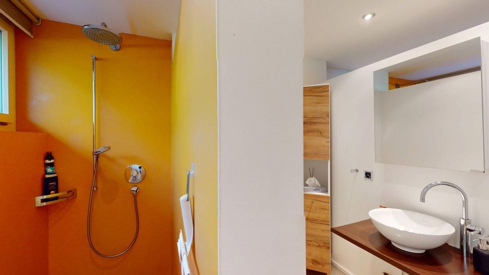 Modernes Badezimmer mit Dusche und Waschtisch