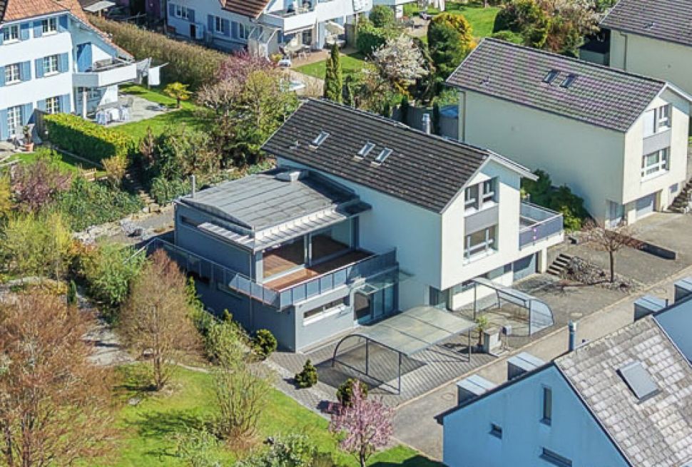 Luftaufnahme eines modernen Wohnhauses mit Garten