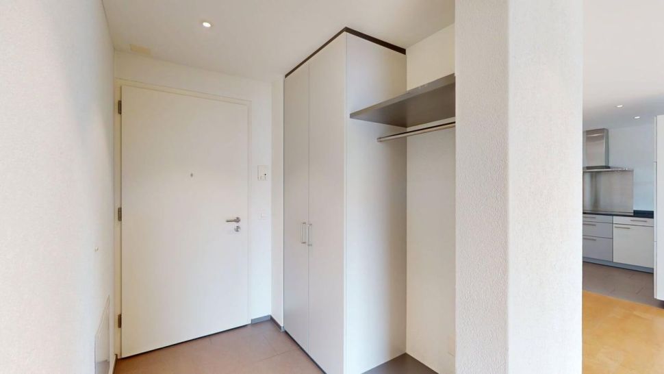 Heller Eingangsbereich mit Garderobenschrank