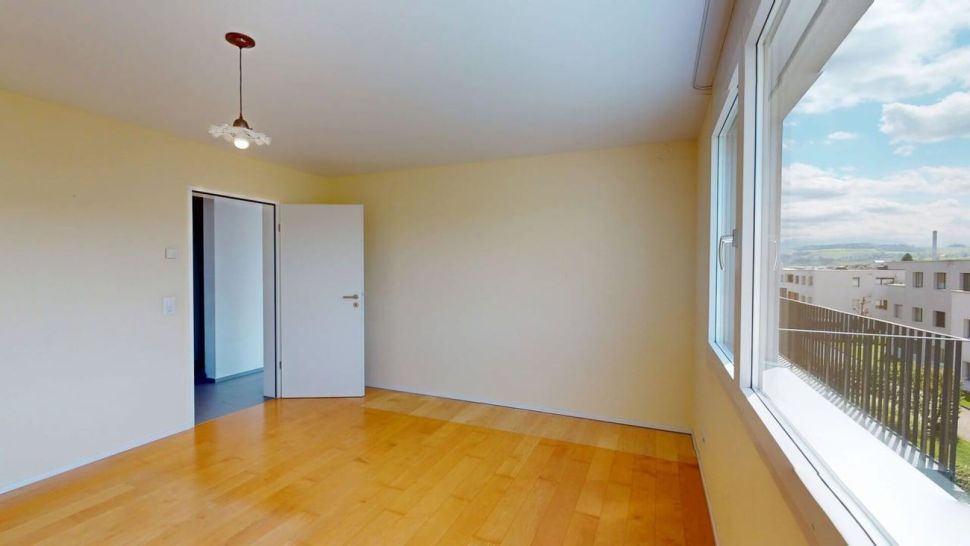 Leeres Zimmer mit Balkonblick