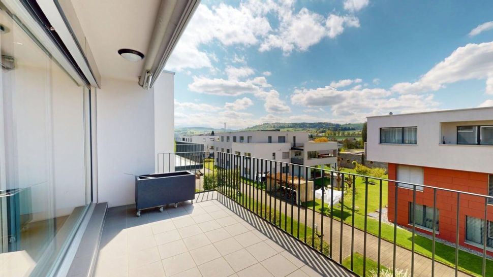 Balkon mit Blick auf Wohnanlage