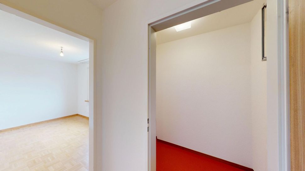Heller Flur mit angrenzendem Raum und Abstellkammer