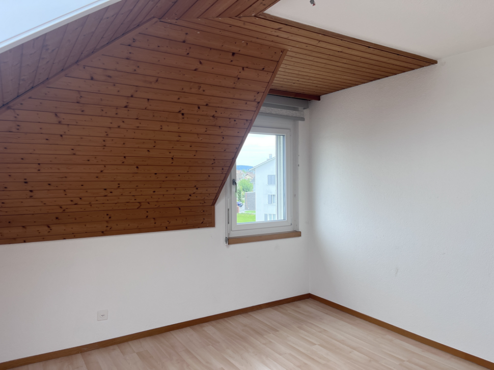 Dachzimmer mit Holzverkleidung