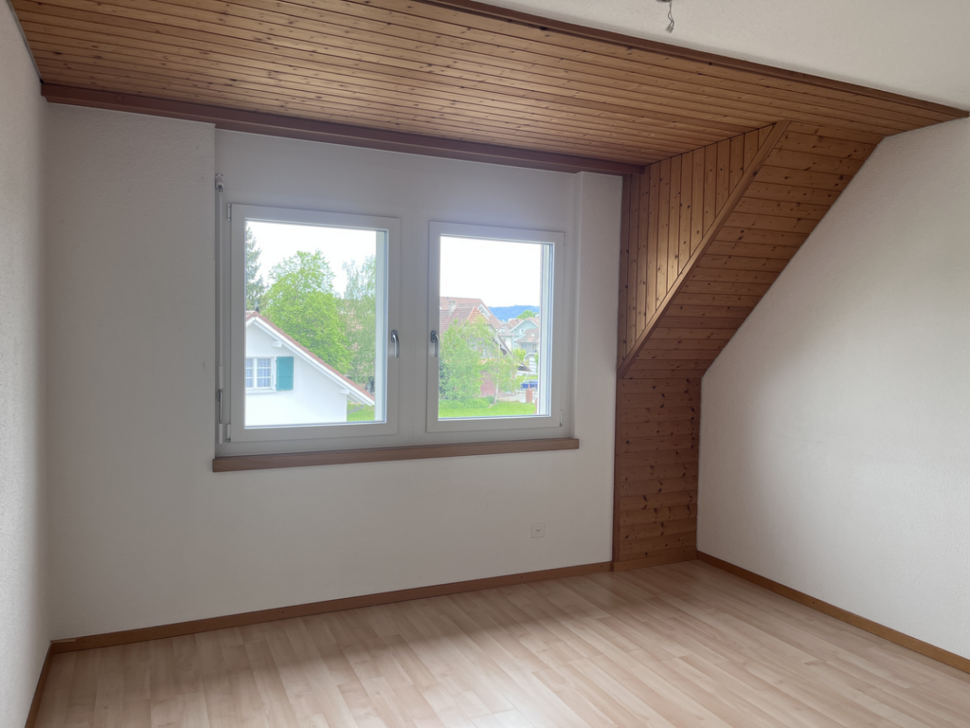 Leerer Dachraum mit Fenster