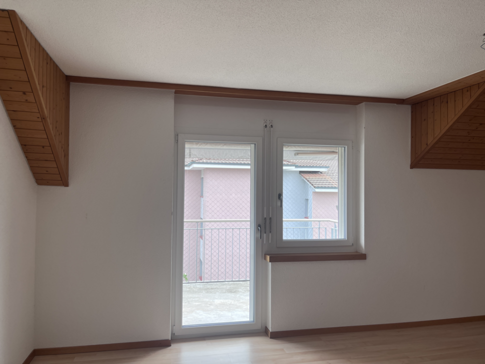 Helles Zimmer mit Balkon- oder Terrassentür und zwei Fenstern