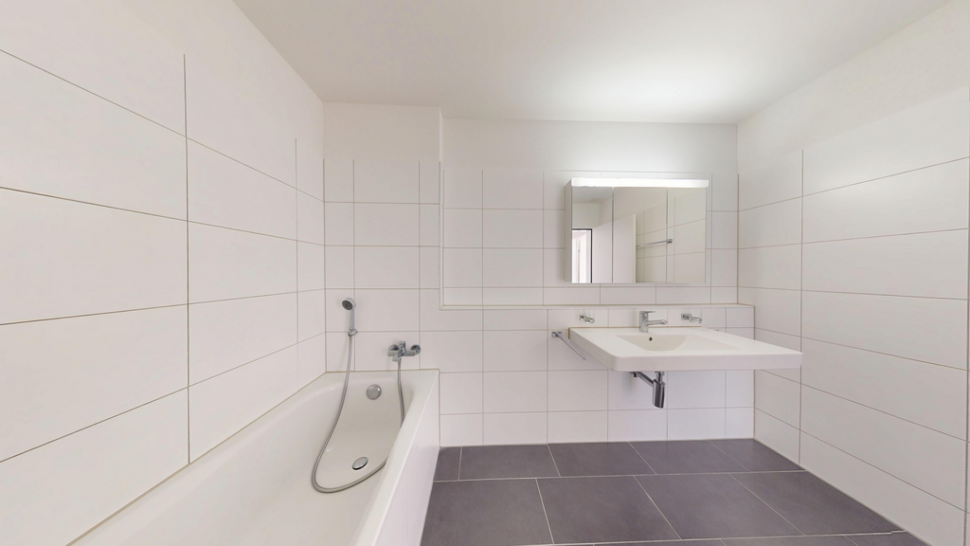 Modernes, helles Badezimmer mit Badewanne und Waschtisch