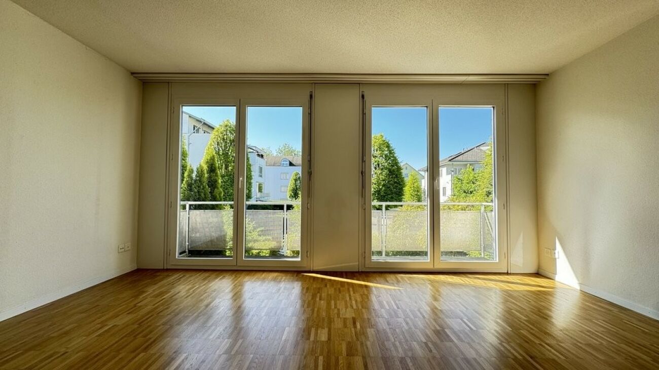 Heller leerer Wohnraum mit Balkonzugang