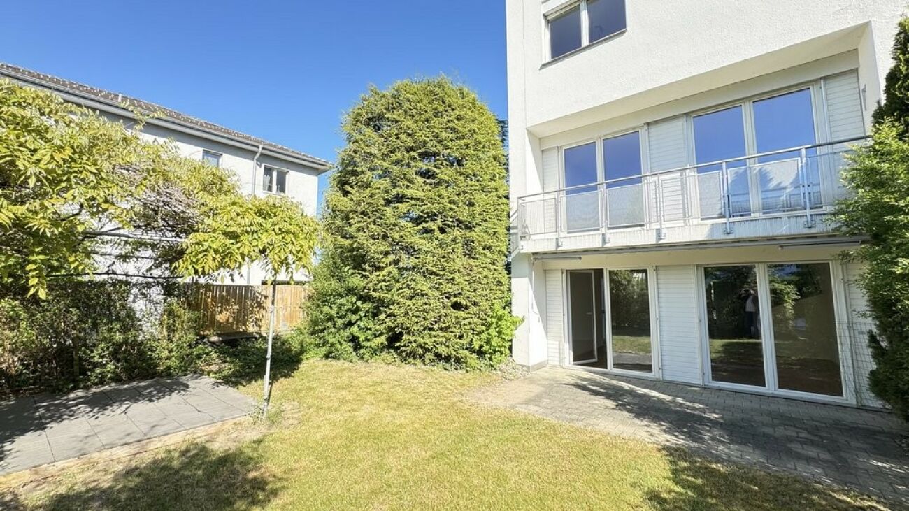 Gartenansicht eines modernen Wohnhauses