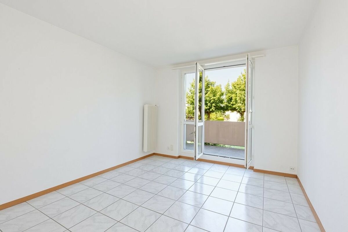 Leerer, heller Raum mit Balkon- oder Terrassentür
