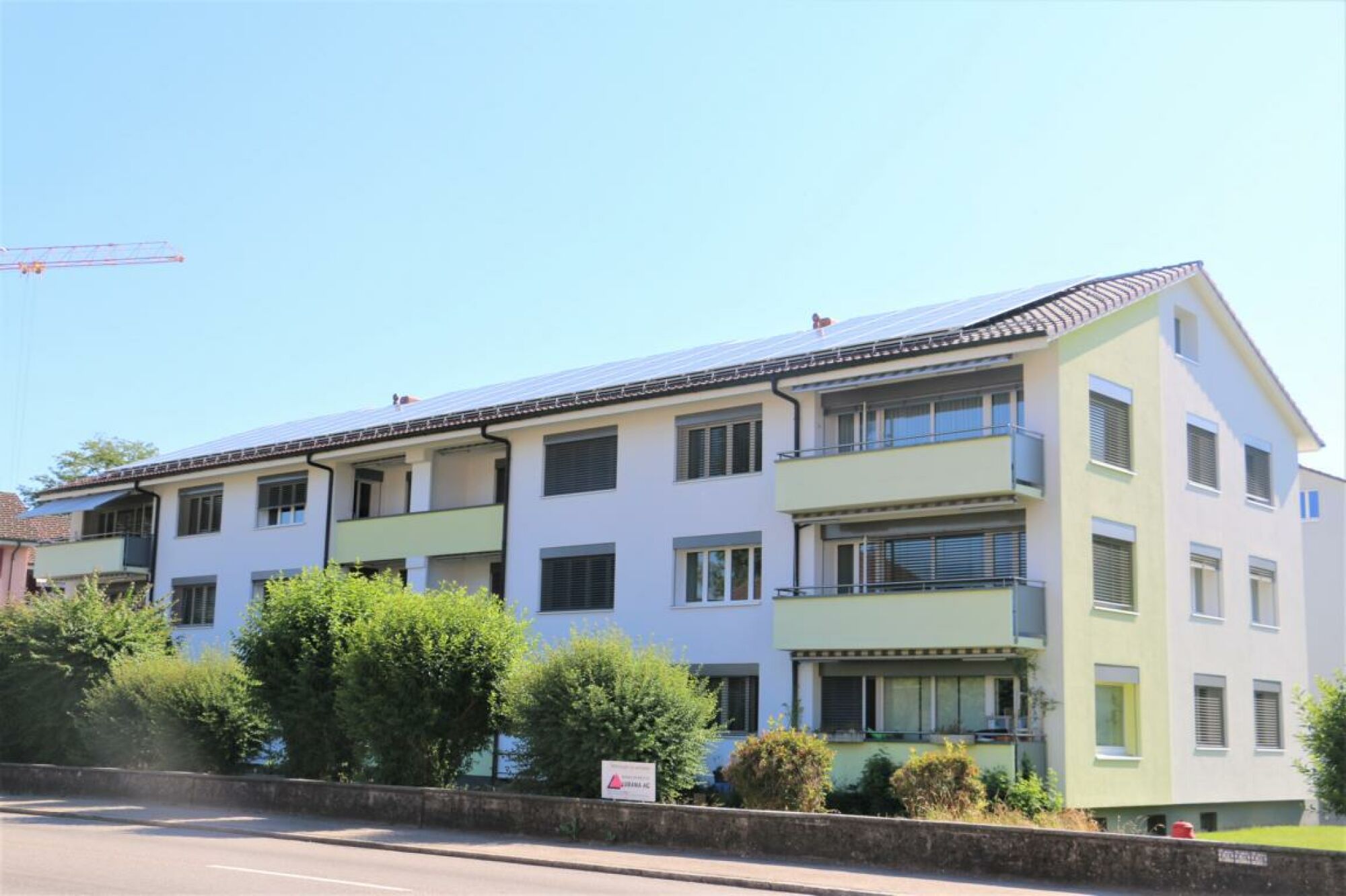Mehrfamilienhaus mit Solardach und Balkonen