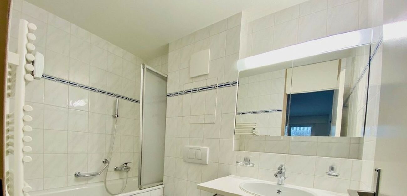 Helles Badezimmer mit Dusche und Waschplatz