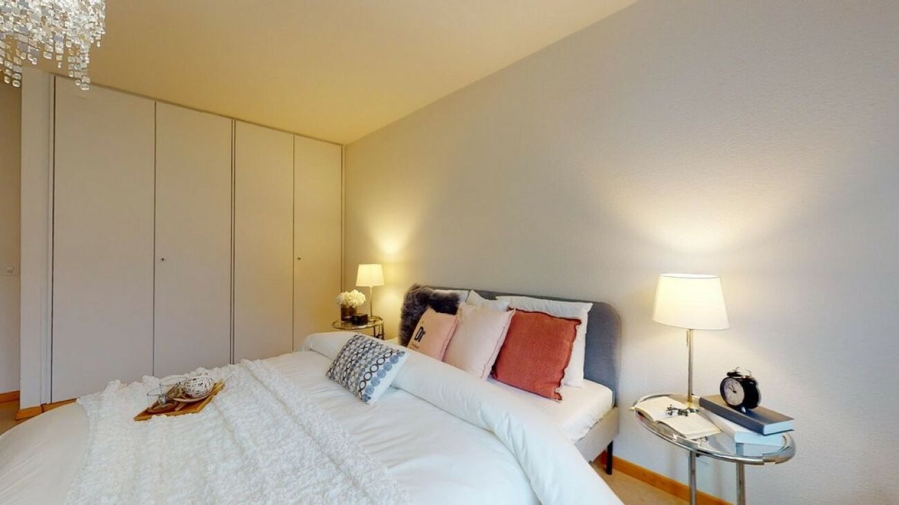 Helles Schlafzimmer mit Staging-Möbeln