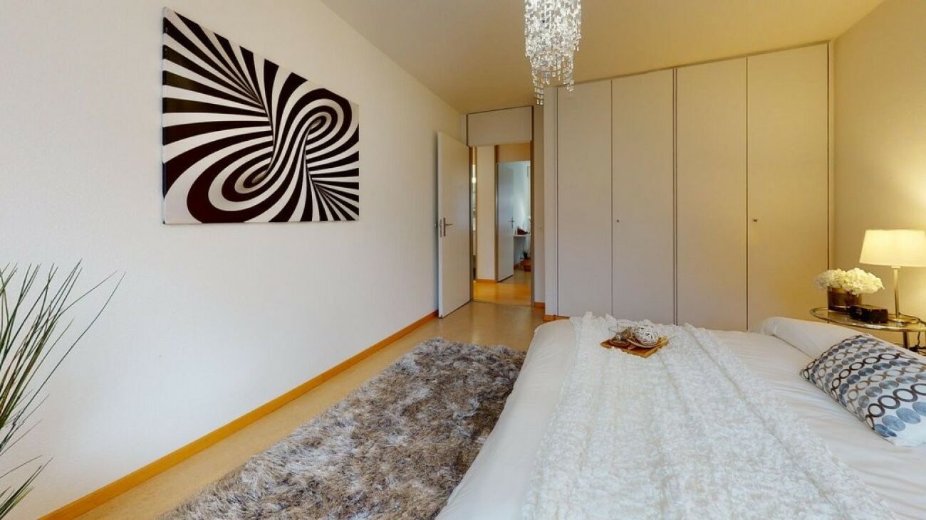 Schlafzimmer mit moderner, ruhiger Einrichtung