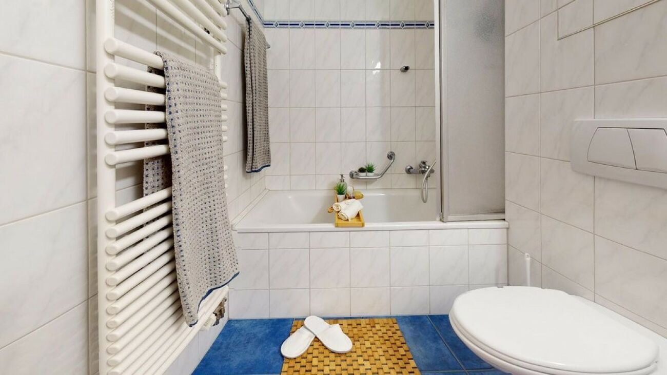Modernes Badezimmer mit Badewanne und WC